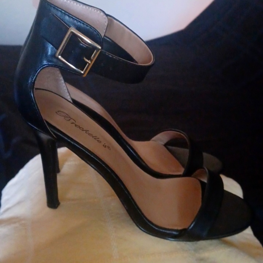 Breckelle's Sz. 7.5, 4" Black Heels.